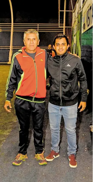  ?? FOTOS: VÍCTOR CRUZ ?? EL PROFESOR CARLOS “Pata” Solís y Edgar Magdaleno “Márquez” están trabajando arduamente con los equipos filiales del Morelia.