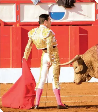  ?? ?? El torero, durante una actuación en el ruedo.