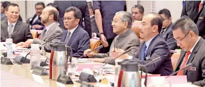  ?? GambarBern­ama ?? DR Mahathir (tiga kanan) ketika mempengeru­sikan Mesyuarat Menteri Besar dan Ketua Menteri Ke-132 di Bangunan Perdana Putra pada Selasa. Mesyuarat itu turut dihadiri oleh Dr Ismail (dua kanan), Shafie (tiga kiri) dan Mukhriz (dua kiri).