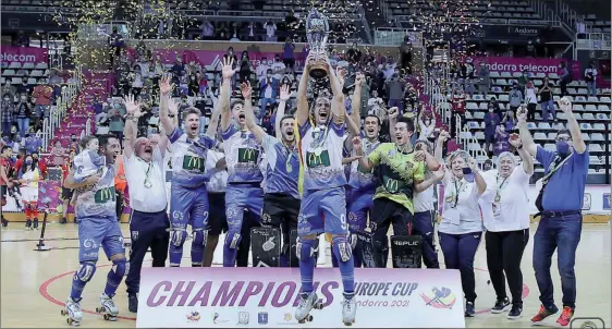  ?? @AL__FOTOGRAFIA ?? El Lleida Llista Blava alça el trofeu com a campions de l’Europe Cup al Poliesport­iu.