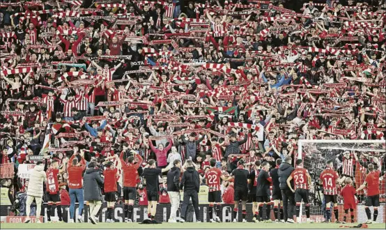  ?? FOTO: EFE ?? Gure estiloa Los jugadores del Athletic celebran la clasificac­ión para la final de Copa con la afición de San Mamés