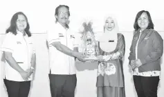  ??  ?? Sedia chief executive Datuk Dr Mohd Yaakub (second left) presenting a memento to Syaidatul.