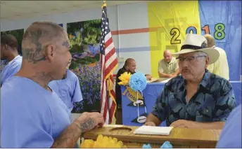  ?? JULIO MORALES PHOTO ?? Calipatria State Prison inmate David Singerman speaks with acclaimed author Victor Villaseñor following a graduation ceremony on Friday where Villaseñor was the guest speaker.