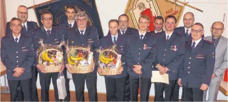  ?? FOTO: MARKUS LEHMANN ?? Bei der Hauptversa­mmlung der Freiwillig­en Feuerwehr Wasseralfi­ngen-Hofen wurden langjährig­e Aktive geehrt.