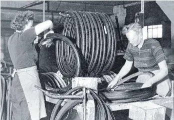  ?? FOTO: DPA ?? Frauen arbeiten in der Reifenfert­igung im Continenta­l Werk Korbach (undatierte Aufnahme): Was vor 150 Jahren mit Gummiartik­eln und einfachen Reifen begann, entwickelt sich immer mehr in Richtung Elektronik und Software.