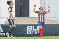  ??  ?? PRIMER GOL. Amanda recogió el balón en el área y lo pegó al palo..