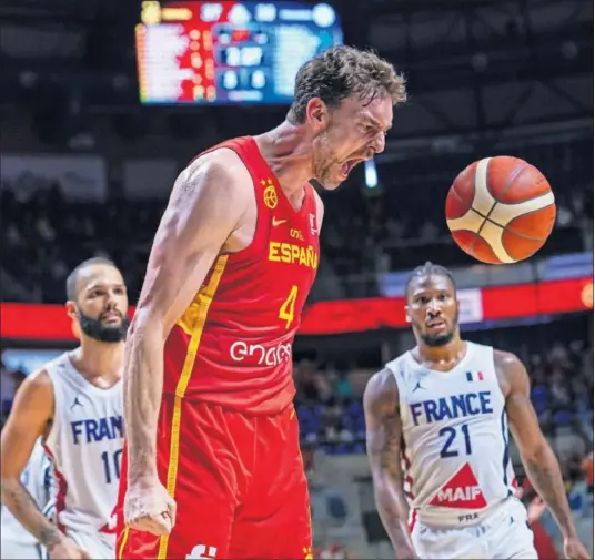  ??  ?? Pau Gasol, en un gesto de rabia en el partido contra Francia disputado en el Martín Carpena de Málaga.