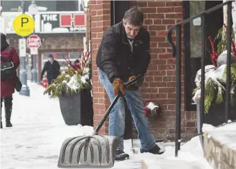  ??  ?? La neige s’est transformé­e en grésil à Moncton vers midi. - Acadie Nouvelle: Patrick Lacelle