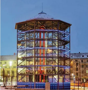  ?? Foto: Imago ?? Ob es in Augsburg auch so futuristis­ch aussieht? In Tschechien wurde 2013 dieser „Fahrradtur­m“eröffnet, in dem mehr als 100 Räder Platz haben. Auch in Deutschlan­d gibt es inzwischen Hersteller solcher Türme.