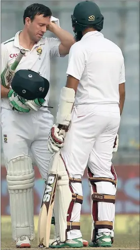  ?? Picture: RON GAUNT, SPORTZPICS ?? MAKING INDIA SWEAT: AB de Villiers and Hashim Amla take a break during their stubborn resistance in New Delhi yesterday.