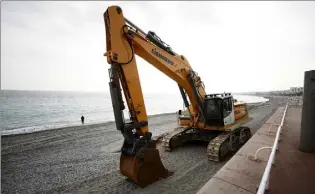  ??  ?? Des travaux d’engraissem­ent de la plage et de réfection des épis sont en cours, sur la Promenade des Anglais.