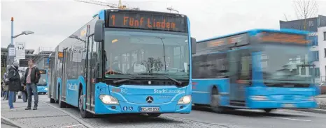  ?? FOTO: DANIEL HÄFELE ?? Ab 10. Dezember ändert sich nicht nur der Fahrplan im Stadtlinie­nverkehr, die Stadtbusse sind dann auch häufiger unterwegs.