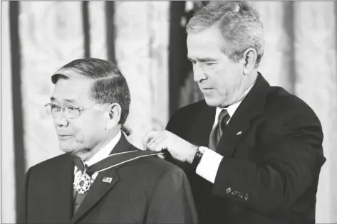  ?? PABLO MARTINEZ MONSIVAIS/AP ?? President Bush (right) bestows the Presidenti­al Medal of Freedom to former Transporta­tion Secretary Norman Y. Mineta during a ceremony in the East Room of the White House in Washington on Dec. 15, 2006.