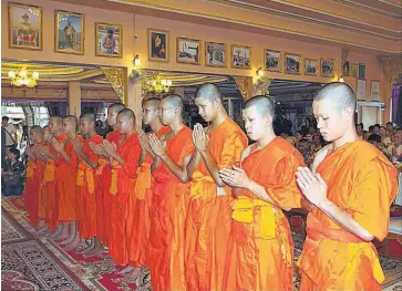  ??  ?? En Tailandia, de mayoría budista, entrar en un monasterio es un acto de gratitud. Solo los hombres adultos pueden ordenarse monjes; niños y jóvenes pueden servir solo como monjes novicios.