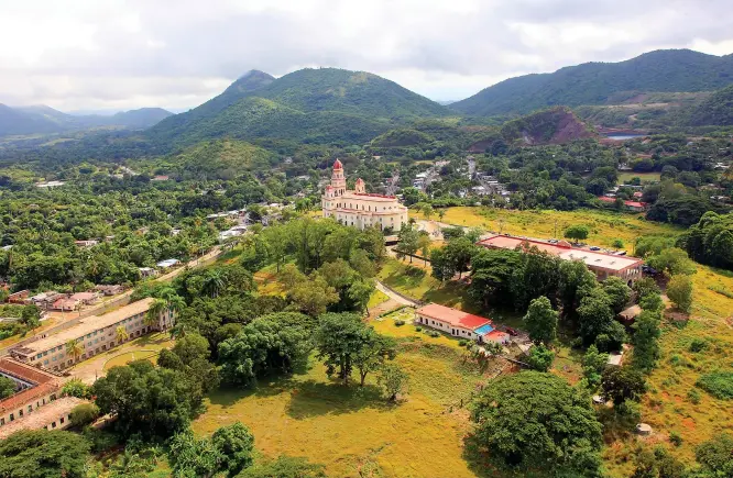  ??  ?? El Cobre, poblado minero en el cual se localiza el Santuario Nacional donde se venera a la Patrona de Cuba.
