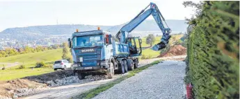  ?? FOTO: THOMAS SIEDLER ?? An der Osterbuche­r Steige wird im Auftrag der Stadtwerke eine Gasleitung verlegt, die künftig das Gewerbegeb­iet West versorgen soll.