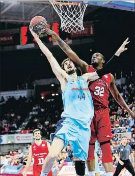  ?? JAVIER BELVER / EFE ?? Tomic y Varnado disputan un balón