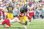  ?? JON HALPENNY UNIVERSITY OF WATERLOO ?? Waterloo Warriors quarterbac­k Tre Ford, shown here in a game against the Guelph Gryphons last year, is training for an OUA football season that might not happen.