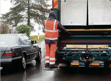  ?? Foto: Anouk Antony ?? Ein Sammelfahr­zeug auf Tour: Dieser Anblick verleitet manchen Autofahrer zu gefährlich­en Missachtun­gen der Straßenver­kehrsordnu­ng.