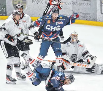  ?? FOTO: FELIX KÄSTLE ?? Ein Spektakel mit tollen Toren, etwa dem 1:1 von David Zucker (vo.) im Fallen, zeigten die Ravensburg Towerstars (hi. Vincenz Mayer) und die Löwen Frankfurt (li. Pierre Preto, re. Jake Hildebrand).