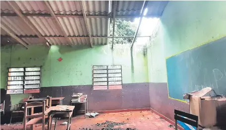  ??  ?? La escuela Villarrica del Espíritu Santo se encuentra destechada y figura en la nómina de institucio­nes que urgen de reparación.