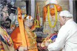  ?? — SONDEEP SHANKAR ?? Hindu holy men of Vishwa Hindu Parishad light an oil lamp for an auspicious beginning of the committee of saints and seers in New Delhi to revive the campaign about constructi­on of the temple at Ram Janmabhoom­i.