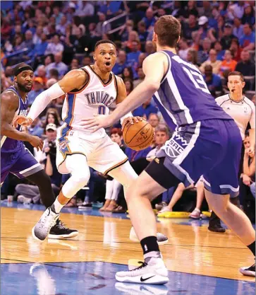  ?? ROCKY PADILA/JAWA POS ?? EKSPLOSIF: Superstar Oklahoma City Thunder Russell Westbrook berusaha melewati rookie Sacramento Kings Georgios Papagianni­s dalam pertanding­an di Chesapeake Energy Arena, Oklahoma City, kemarin.