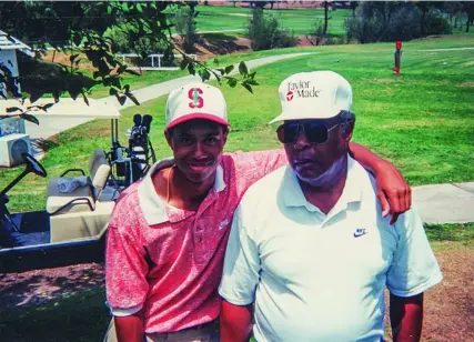  ?? HBO ?? Tiger abraza sonriente a la figura más relevante de su vida, su padre, Earl Woods