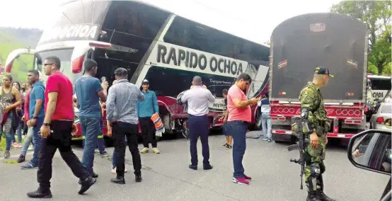  ??  ?? Un bus y un camión chocaron en el sector de Puerto Valdivia, en la vía que comunica a Medellín con Caucasia. El hecho no dejó víctimas fatales.