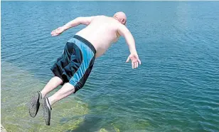  ?? DAVE JOHNSON TORSTAR ?? Greg Cowell leaps into the cool waters of Welland Recreation­al Canal. Despite rain in the forecast over the weekend, the warm temperatur­es are not expected to let up.