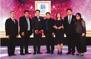  ??  ?? SMCity Naga was awarded as the Shopping Center of the Year (Medium Category) during the Philippine Retailer’s Associatio­n’s 20th Outstandin­g Filipino Retailers and Shopping Centers of the Year Awards Night held recently at the Solaire Resort &amp; Casino Grand Ballroom. In photo, SMSupermal­ls SVP for Operations Steven Tan (3rd from left), AVPfor Operations - South 4&amp; 5Engr. John Jason Terrenal, SMCity Naga Mall Manager Engr. Christian Wesley Villanueva and Regional Leasing Manager for South 5 Dolly Bana receive the award from PRA President Atty. Paul Santos (left), PRA Chairman Lorenzo Formoso and PRA Vice Chairman Ma. Alegria Sibal-Limjoco.