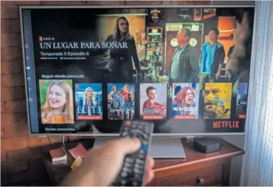  ?? PACO PUENTES ?? Una persona visualiza en su televisor el contenido de Netflix.