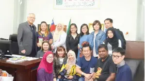  ??  ?? ROMBONGAN Muslim Fam Trip dari Malaysia bergambar dengan Salahuding (kiri) dan jawatankua­sa CMA yang lain.