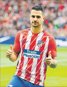  ?? FOTO: SIRVENT ?? Vitolo se enfundó por primera vez la camiseta del Atlético de Madrid