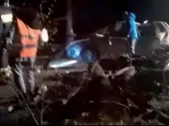  ??  ?? L’automobile
La vettura di Sandro Pompolani, travolta a Feltre (Belluno) la sera del 29 ottobre 2018 da un albero caduto a causa delle raffiche di vento della tempesta Vaia
