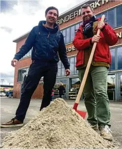  ??  ?? Centermana­ger Martin Bo Ahlers (l.) und „Karo Beach“-Betreiber Dominik Lorenzen lassen hier bald sehr viel mehr Sand aufschütte­n.