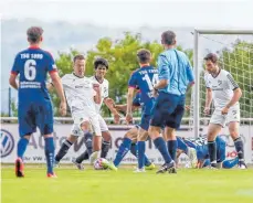  ?? FOTO: THOMAS SIEDLER ?? Fußball-Landesligi­st TSG Hofherrnwe­iler (blaues Trikot) hat sich im ersten Testspiel in der Sommervorb­ereitung 0:0 vom Bezirkslig­isten SV Neresheim getrennt.