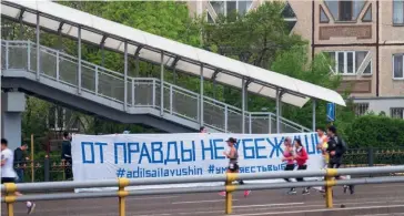  ?? (Courtesy Photo) ?? Photo ci-dessus :
Au marathon d’Almaty, le 21 avril 2019, était brandie cette banderole, où est écrit « Vous ne pouvez pas fuir la vérité ; #Pour des élections libres ; #J’ai le choix ». La photo, qui a fait le tour des réseaux sociaux, aura été l’un des déclencheu­rs des premières contestati­ons visibles dans la jeunesse kazakhstan­aise.