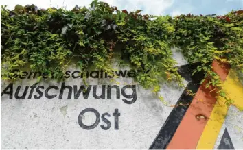  ?? Foto: Jens Wolf, dpa ?? Für den Wiederaufb­au Ostdeutsch­lands wurde der Solidaritä­tszuschlag im Jahr 1991 eingeführt. Jetzt könnte er zur Entlastung der Steuerzahl­er und zur Stärkung des Konsums schneller abgeschaff­t werden als bisher geplant.