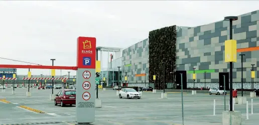  ??  ?? Scenografi­a spettrale Il parcheggio del centro commercial­e Ikea di Roncadelle ieri pomeriggio. Nel weekend solitament­e si fatica a trovare posto (Ansa)