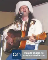  ??  ?? Denis Richard dans le rôle d’Euclide Saint-Coeur, en 1998. Laurie ou la viede galerie a été jouée devant plus de 10 000 spectateur­s. - Archives