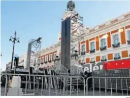  ?? EFE ?? Preparativ­os en la Puerta del Sol para evitar la presencia de público.