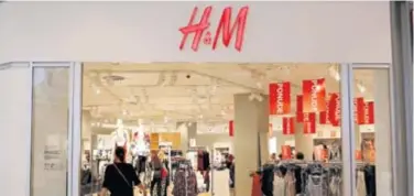  ??  ?? Zarada H&M-a topi se i zbog neprilagođ­avanja onlineu koji oduzima kupce klasičnim dućanima