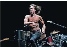  ?? FOTO: DPA ?? Iggy Pop (75) war ganz in seinem Element – und schnell oben ohne.