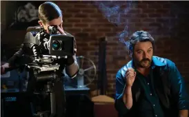  ?? ?? ■ Stefan Crepon och Denis Ménochet som filmskapar­en och hans kameraman.