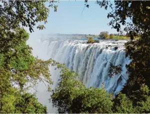  ?? Fotos: Simone A. Mayer (2); gitusik, Fotolia.com ?? Die Victoriafä­lle sind ein beeindruck­endes Naturschau­spiel. Sie liegen an der Grenze zwischen Sambia und Simbabwe.