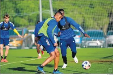  ?? CÁDIZ CF ?? Rodallega, en primer término, en un entrenamie­nto del Cádiz B desarrolla­do esta semana.