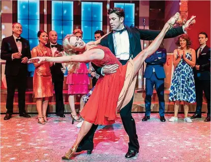  ??  ?? Leidenscha­ftliche Tänze und mitreißend­e Songs machten den Film „ Dirty Dancing“zum Welterfolg. Die gleichnami­ge Bühnenshow gastiert von 6. bis 18. Februar in der Wiener Stadthalle. Tickets gibt’s auf www. stadthalle. com