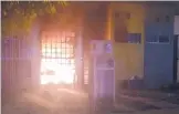  ?? /CORTESÍA ?? Hombres armados incendiaro­n la casa luego luego del ataque