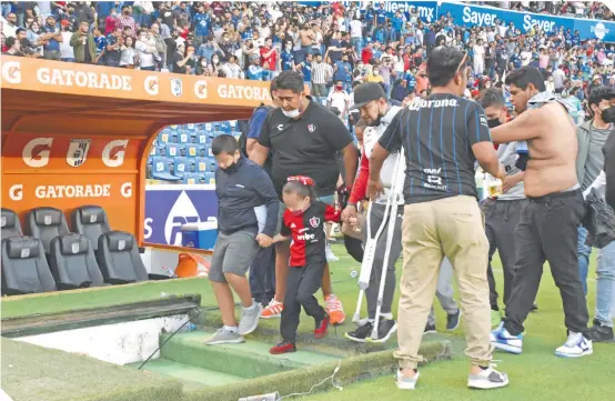  ?? FOTO: MIGUEL CRUZ / DIARIO DE QUERÉTARO ?? Familias enteras vivieron un infierno hace casi un año en el inmueble emplumado, que terminó siendo suspendido de toda actividad..